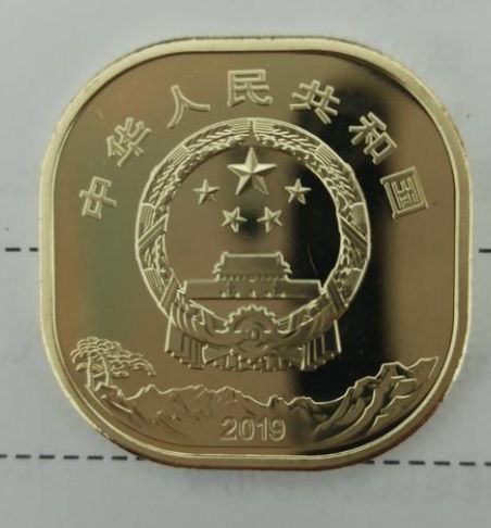 泰山币收藏价值解析：首枚异形币设计独特，寓意吉祥，市场潜力巨大